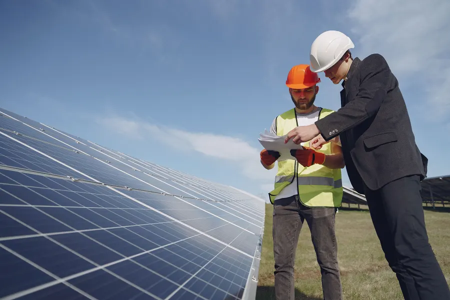Panel sahasında çizim üzerinde konuşan mühendis ve saha şefi