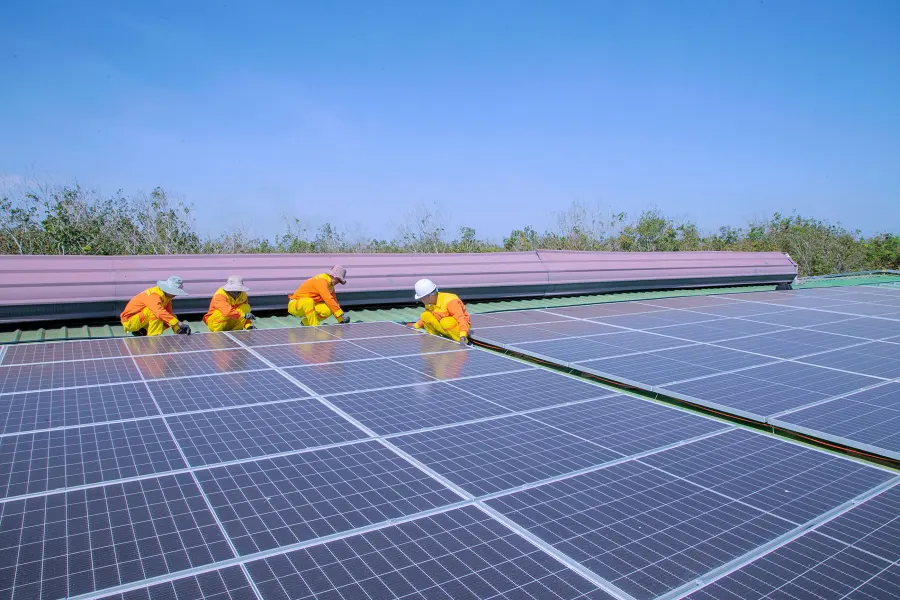 Endüstriyel çatıda panel montajı yapan ekip